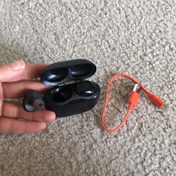 JBL wireless earbuds - Picture 4 of 5